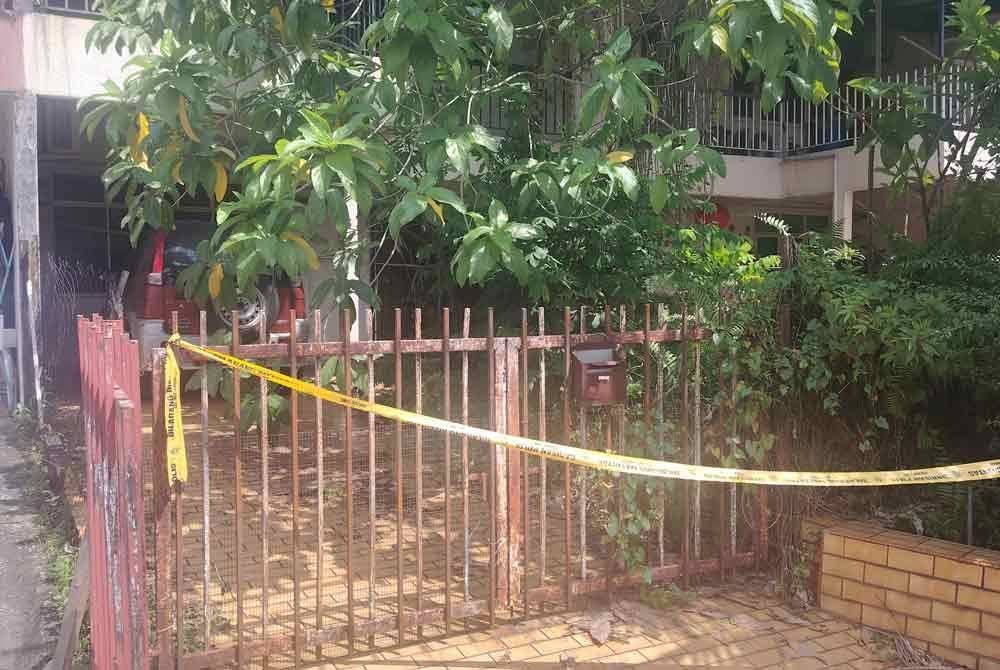 Keadaan di lokasi kejadian bunuh di Taman OUG, Kuala Lumpur pada Selasa.
