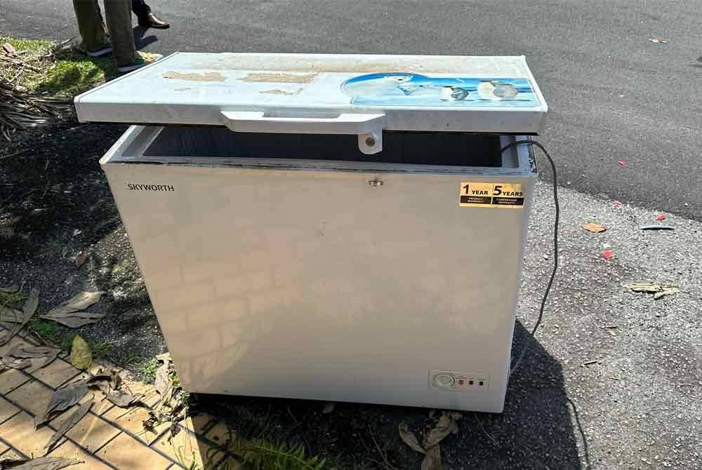 Peti sejuk beku yang dirampas polis untuk dijadikan bahan bukti bagi kes pembunuhan di Taman OUG, Kuala Lumpur.