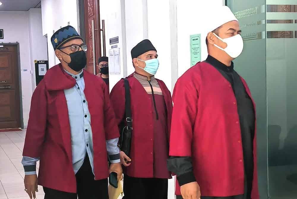 Dari kiri: Lutfi Mohamad, Muhammad Ghazalyi dan Ahmad Azam ketika hadir ke Mahkamah Tinggi Syariah.