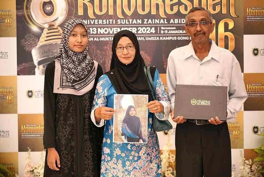 Muslim (kanan) dan Aniza (tengah) menerima Ijazah Sarjana Muda Kerja Sosial dengan Kepujian milik Allahyarhamah Nur Aqilah