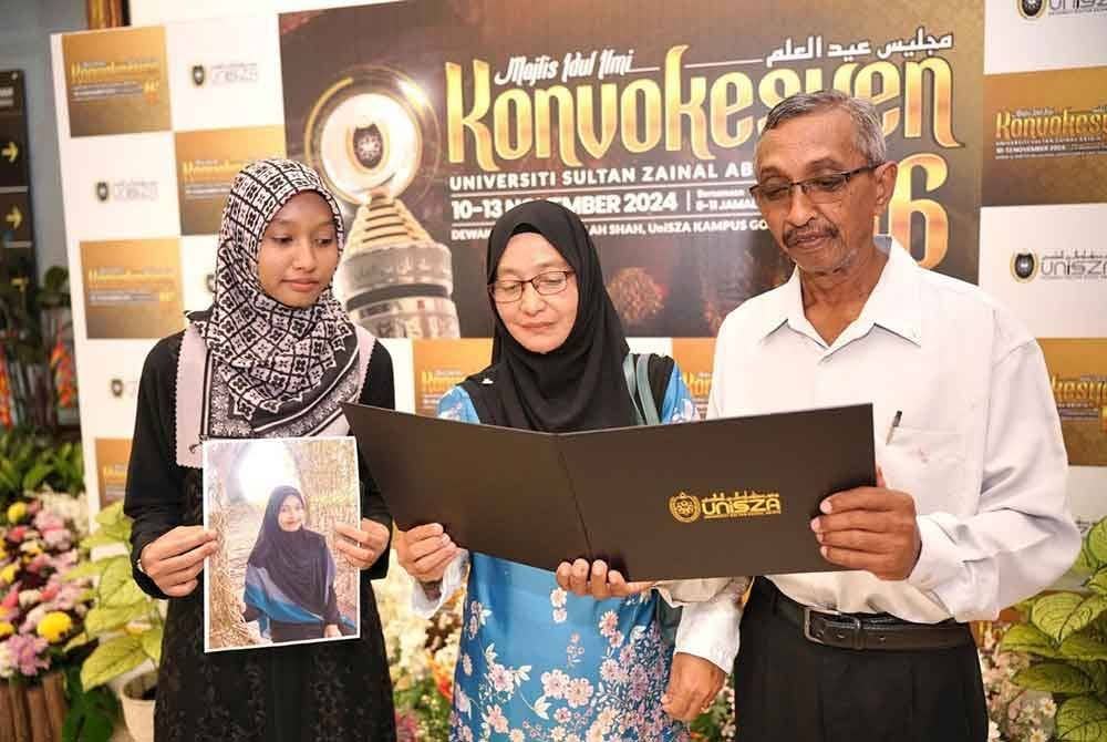 Pasangan suami isteri menahan sebak sebaik menerima segulung ijazah anaknya yang telah meninggal dunia akibat penyakit SLE April lalu.