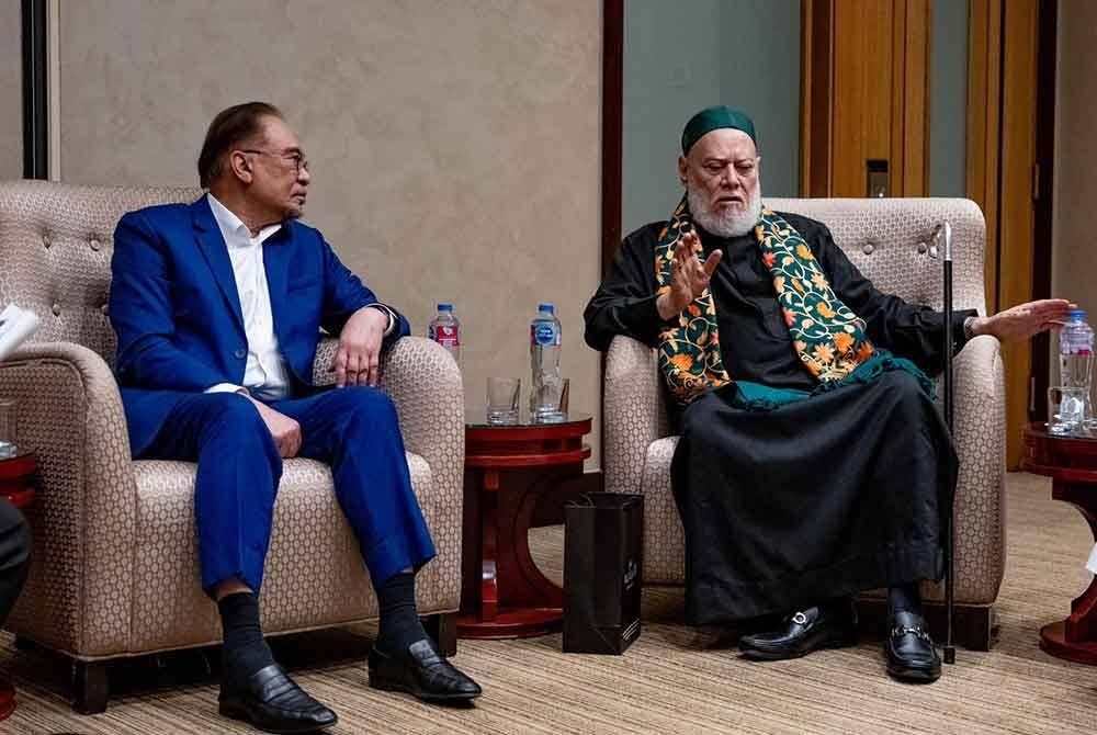 Anwar (kiri) dalam pertemuannya dengan Ali yang juga Ketua Lajnah Agama dan Wakaf di Parlimen Mesir, sejurus tiba dari Riyadh, Arab Saudi. Foto Facebook Anwar Ibrahim.