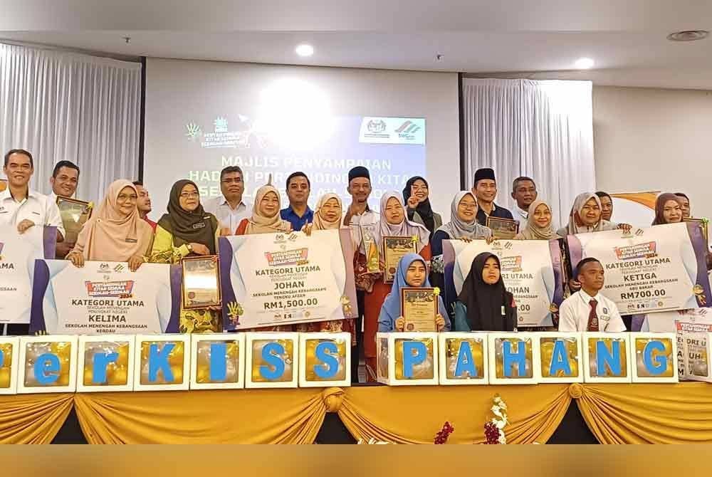 Sharudin dan Yusof bersama pemenang pada majlis penyampaian hadiah pertandingan kitar semula sekolah rendah dan menengah peringkat Pahang di sini pada Selasa.