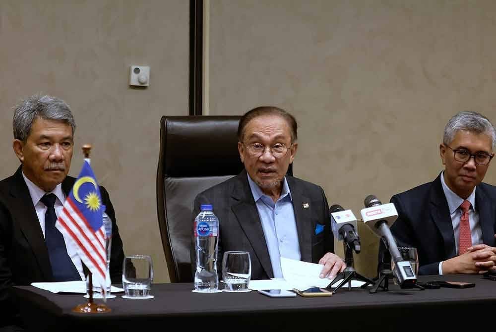 Anwar (tengah) mengadakan sidang akhbar sempena lawatan rasmi empat hari ke Mesir hari ini. Foto Bernama
