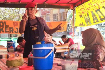 Sulaiman berkongsi pengetahuan sejarah dengan pelanggannya.