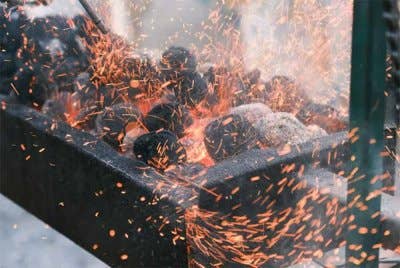 Upacara bakar katil kahwin itu kononnya untuk berterima kasih kepada mendiang bekas suaminya. - Foto Agensi