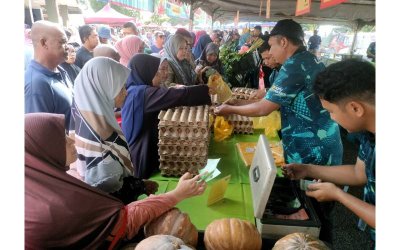 Orang ramai mendapatkan barangan yang ditawarkan sempena Jualan Kasih KEDA Madani di Singkir Badong, Yan pada Isnin.
