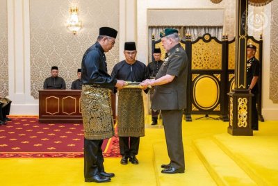 Sultan Ibrahim berkenan menerima menghadap dan mengurniakan surat cara pelantikan kepada 25 hakim di Istana Negara hari ini. Foto Facebook Sultan Ibrahim Sultan Iskandar