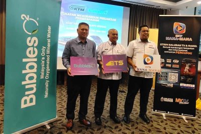 Dari kiri: Arifin, Mohd Zain dan Syaffandi pada pelancaran kerjasama strategik di Stesen KL Sentral, pada Selasa.