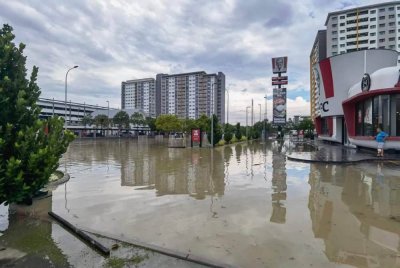 Beberapa kawasan di Bukit Raja, Klang dinaiki air berikutan banjir kilat pada Selasa.