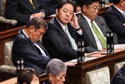 Hayashi (dua dari kiri) melihat ke arah Ishiba (kiri) sebelum pusingan pertama undi parlimen untuk mencalonkan perdana menteri selepas pilihan raya umum 27 Oktober. Foto AFP