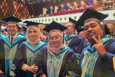 Abdul Hadi (kanan), Amira (dua kanan) Marlia dan Mohammed Shahril ketika Majlis Konvokesyen Ke-37 Universiti Utara Malaysia (UUM) di Dewan Mu'adzam Shah, Sintok pada Isnin.