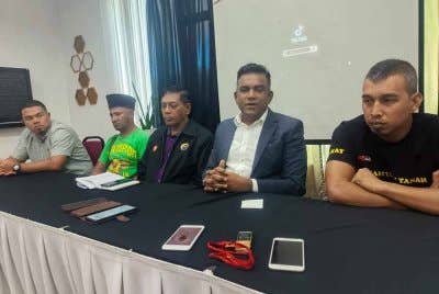 Mohd Ridzuan (dua dari kanan) ketika sidang akhbar di Alor Setar pada Selasa.