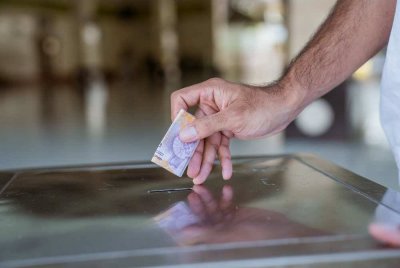 MEMBERI hutang kepada penghutang yang berkeperluan dan diketahui menyalurkan duit pinjaman kepada jalan kebaikan adalah lebih utama serta lebih afdal berbanding menyedekahkan jumlah tersebut kepada masjid atau maahad tahfiz. -Foto: CANVA