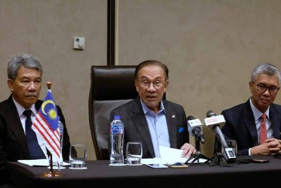 Anwar (tengah) mengadakan sidang akhbar sempena lawatan rasmi empat hari ke Mesir hari ini. Foto Bernama