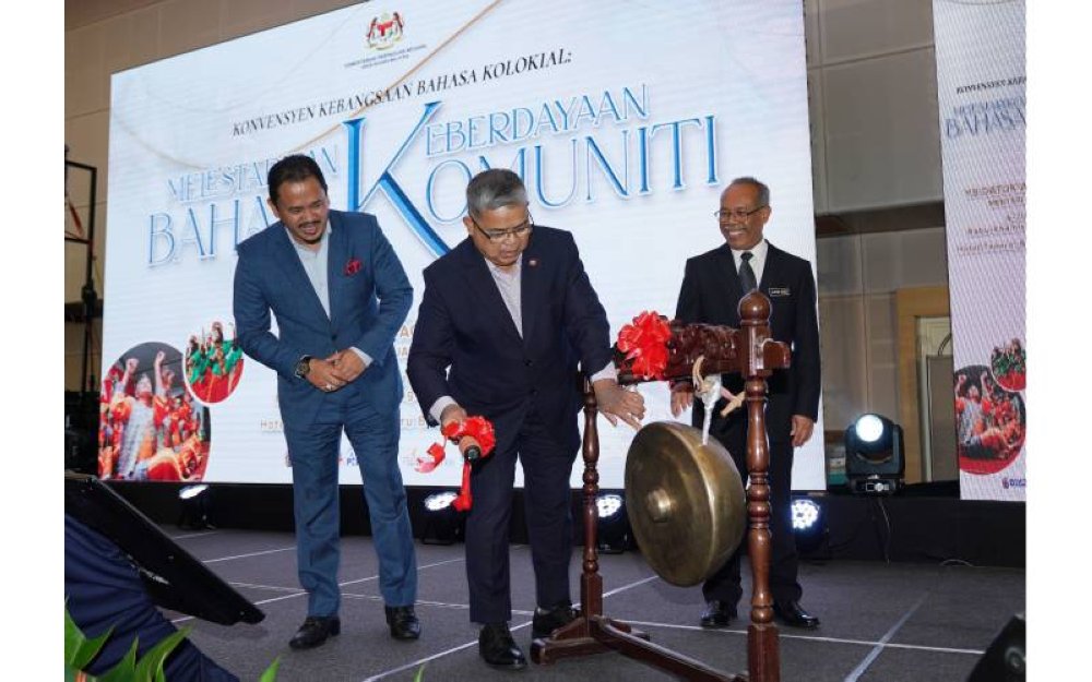 Aaron bersama Mohamad Sobri (kiri) dan Jaafar Sidek (kanan) merasmikan Konvensyen Kebangsaan Bahasa Kolokial yang diadakan di sini pada Rabu.