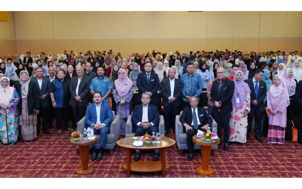 Duduk dari kiri: Timbalan Ketua Setiausaha Kementerian Perpaduan Negara (KPN), Mohamad Sobri Mat Daud, Menteri Perpaduan Negara, Datuk Aaron Ago Dagang dan Ketua Pengarah Arkib Negara, Datuk Jaafar Sidek Abdul Rahman bersama sebahagian peserta yang hadir pada Konvensyen Kebangsaan Bahasa Kolokial yang diadakan pada Rabu.