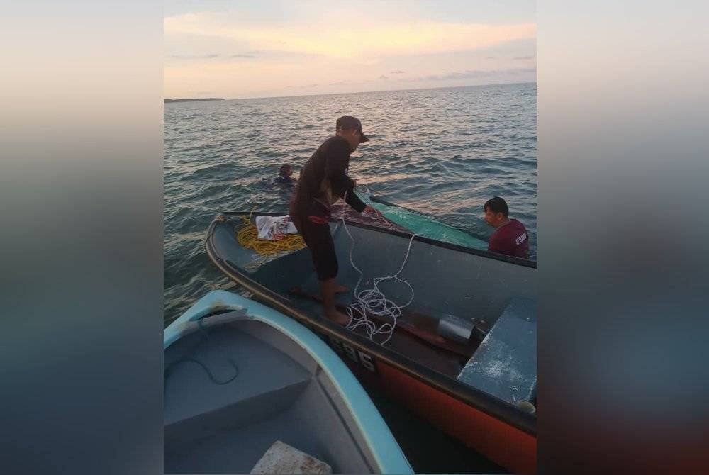 Pemancing yang diselamatkan anggota PBS selepas bot dinaiki mereka karam di perairan Kampung Nagalang, Labuan.