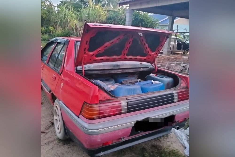 Hasil serbuan terbabit telah menemukan 11 tong jenis jerikin yang berisi minyak petrol dengan anggaran nilai RM563.75.