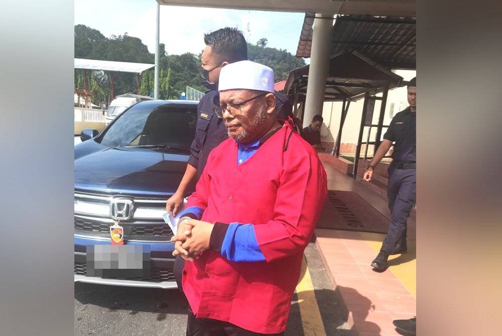 Zahanizam diiring pegawai JHEAINS ketika hadir ke mahkamah.