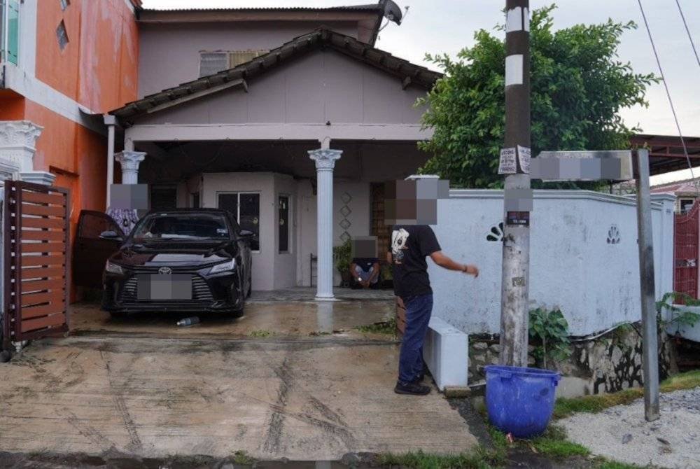 Premis kediaman di Kajang, Selangor yang dijadikan rumah penampungan bagi menempatkan PATI diserbu pihak JIM pada Isnin. Foto JIM