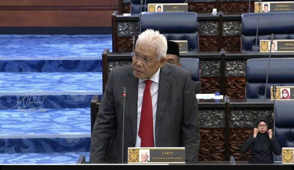 Hamzah sebelum itu bangkit memaklumkan mengenai pemergian tokoh politik berkenaan dan merakamkan ucapan takziah kepada keluarga Allahyarham.