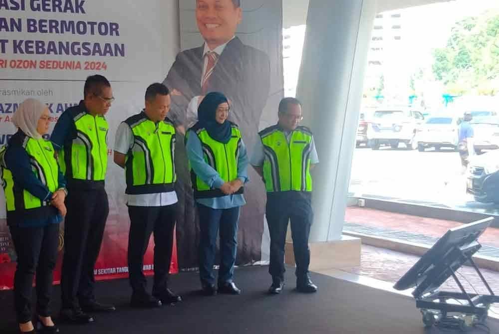 Nik Nazmi (tengah) ketika merasmikan Majlis Perasmian Operasi Gerak Kenderaan Bermotor Peringkat Kebangsaan sempena Hari Ozon Sedunia di sini pada Rabu.