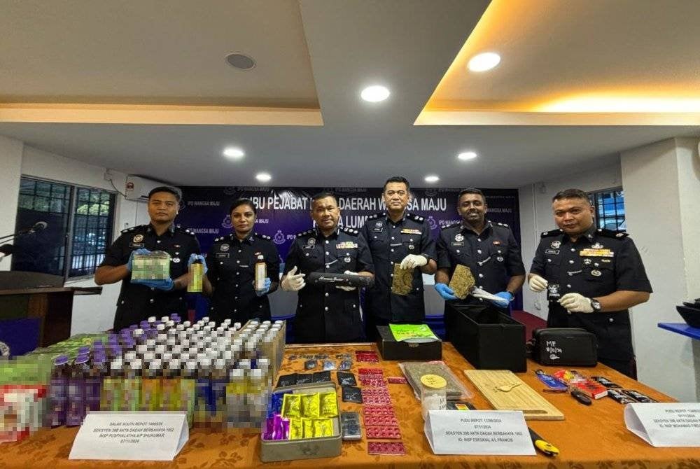 Mohamad Lazim (tiga kiri) menunjukkan dadah yang dirampas.