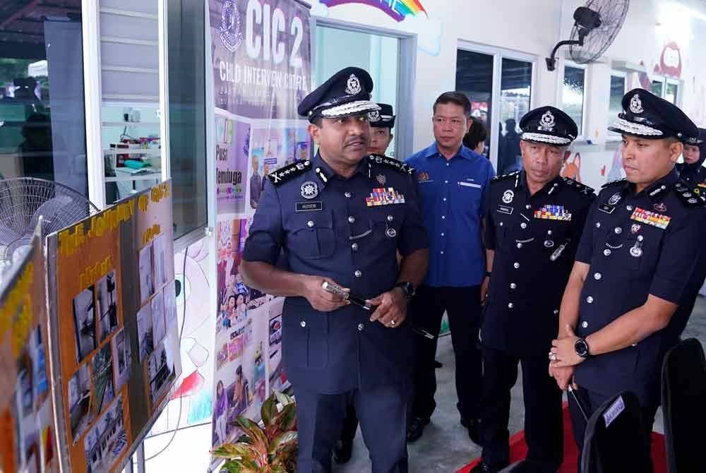 Hussein (kiri) ketika merasmikan Pusat Temuduga Kanak-Kanak (CIC) D11 Jabatan Siasatan Jenayah (JSJ) Ibu Pejabat Polis Kontinjen Selangor pada Rabu.