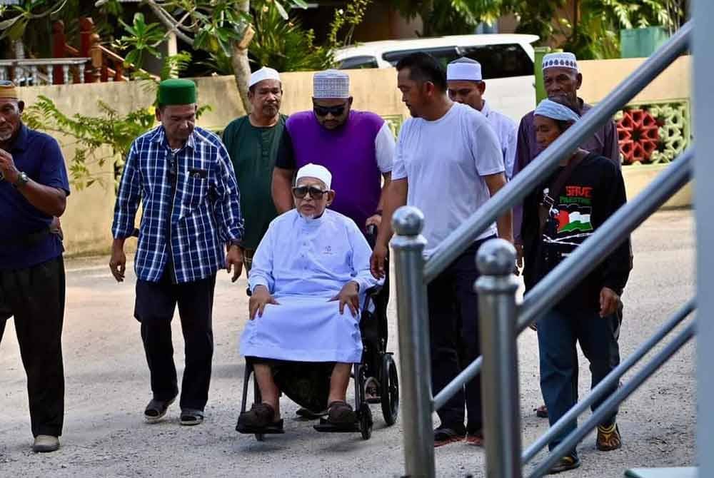 Abdul Hadi dibawa ke Masjid Rusila untuk solat jenazah dan urusan pengebumian ibu mentuanya pada Rabu.