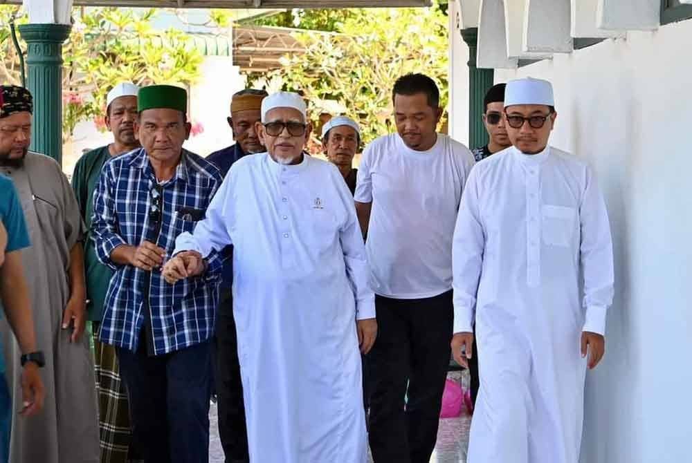 Abdul Hadi ketika tiba untuk solat jenazah ibu mentuanya di Masjid Rusila, Marang. FOTO: Facebook Muhammad Khalil
