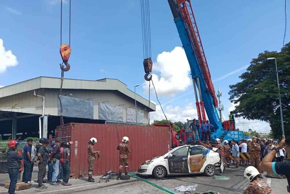 Bomba turut mendapatkan bantuan dua kren untuk mengangkat konten yang terjatuh.