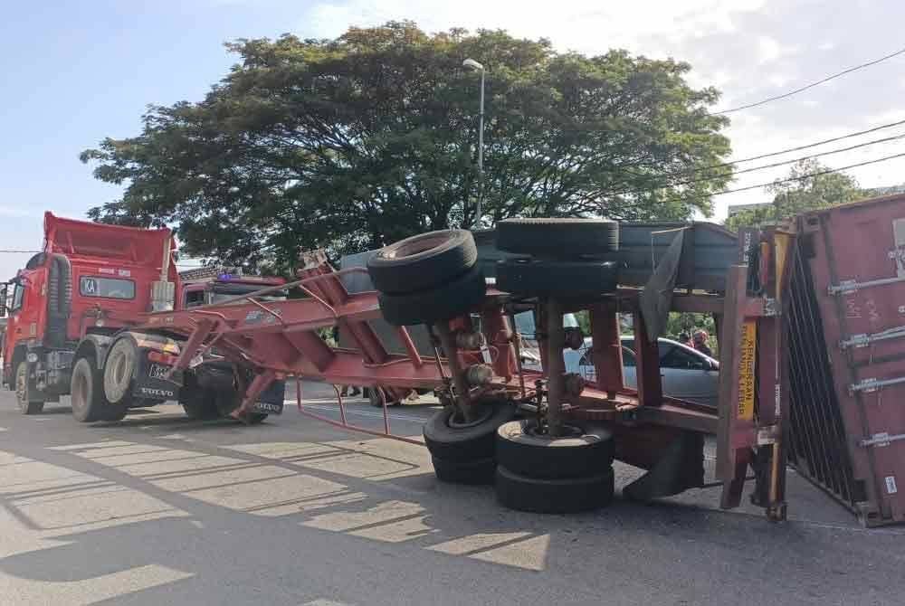 Treler yang membawa kontena terbabas lalu menghempap empat kenderaan lain.