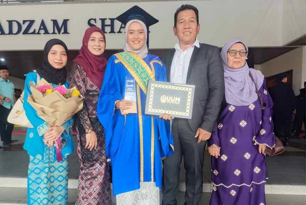 Puteri Saidatul Azwa bersama keluarganya yang sentiasa memberikan sokongan bagi menguruskan perniagaan studio fotografi di Kuala Kangsar, Perak.