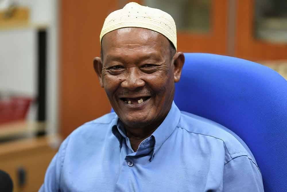 Keria Saad memberi penerangan dalam sidang akhbar mengenai pengalamannya bersama rakan sekampungnya, Abdullah dari Pendang, yang berpeluang menghadiri Persidangan Perubahan Iklim PBB (COP29) di Baku, Azerbaijan. - Foto: Bernama