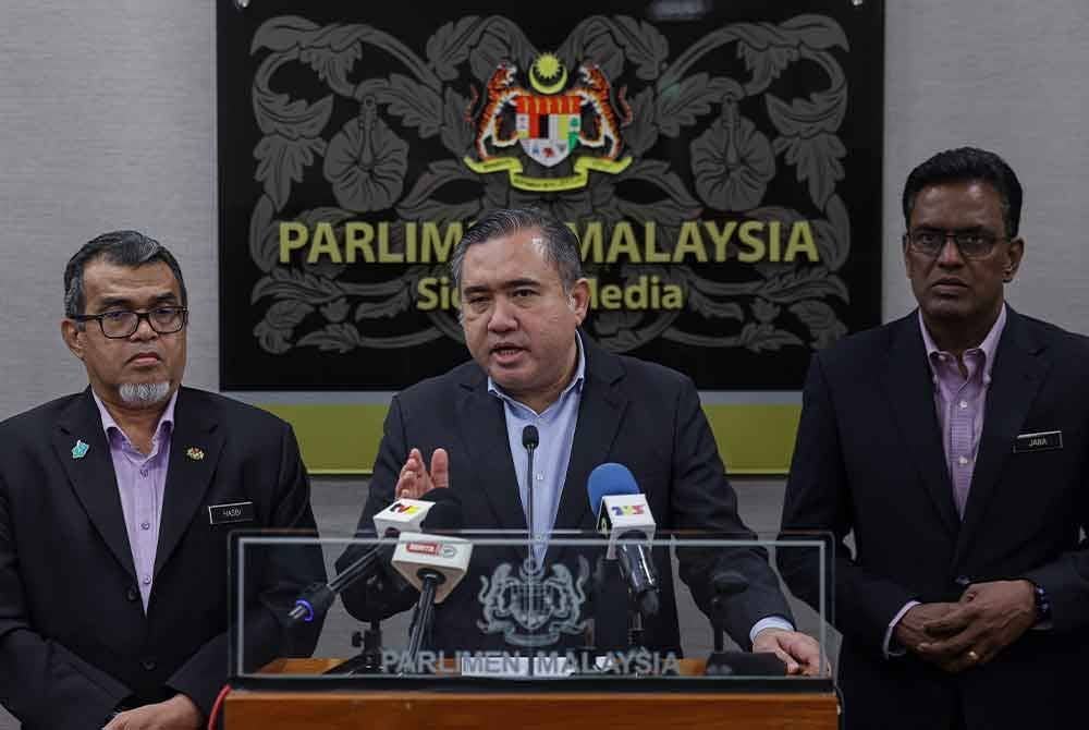 Anthony Loke bercakap pada sidang akhbar mengenai projek naik taraf Lapangan Terbang Antarabangsa Kota Kinabalu selepas Persidangan Dewan Rakyat sempena Mesyuarat Ketiga Penggal Ketiga Parlimen ke-15 di Bangunan Parlimen hari ini. - Foto: Bernama