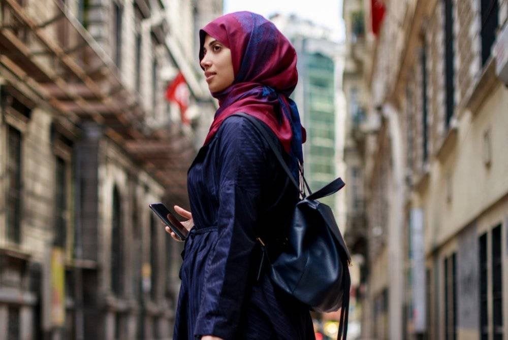 RAMAI pramugari yang sudah berhijrah dan menutup aurat dengan sempurna selepas meninggalkan kerjaya itu serta ada juga pramugari yang hanya membuka aurat ketika bekerja. Foto CANVA