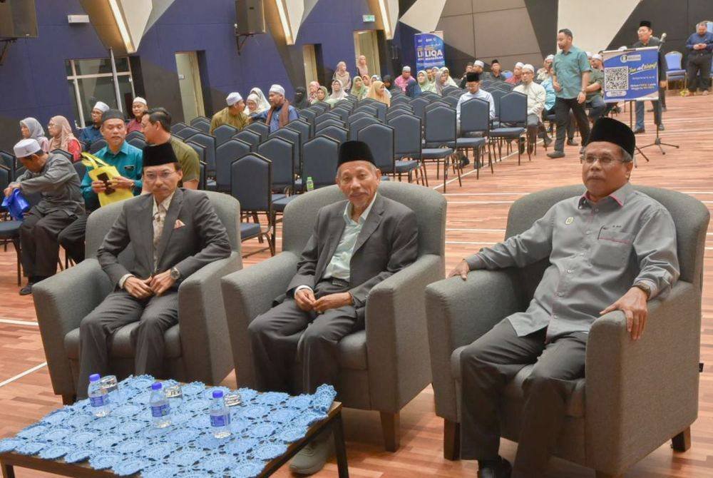 Shaikh Harun (tengah) bersama Ahmad Azrin (kiri) pada Program Liqa Mahabbah bersama tenaga pengajar di bawah peruntukan MAIDAM.
