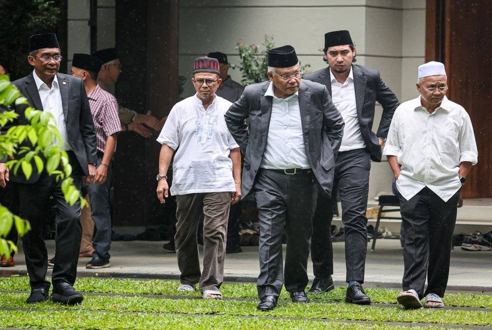 Hamzah (tiga dari kanan) antara ahli politik yang hadir menziarah jenazah bekas Menteri Kewangan, Allahyarham Tun Daim Zainuddin di Persiaran Bukit Tunku hari ini. Foto Bernama