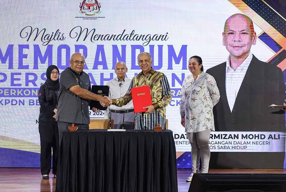 Armizan menyaksikan pertukaran dokumen memorandum persefahaman perkongsian data harga antara KPDN dengan MYDIN di Mydin USJ 1 hari ini. - Foto: Bernama