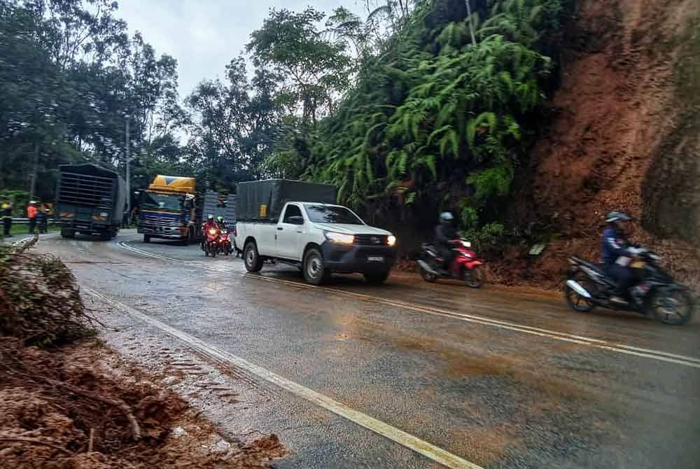 Laluan telah dibuka kepada semua kenderaan. Foto ihsan JBPM