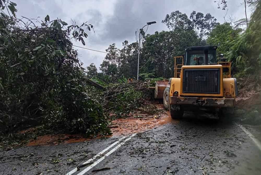 Operasi pembersihan dilakukan dengan bantuan pihak kuari menggunakan jentera sawa.
Foto ihsan JBPM