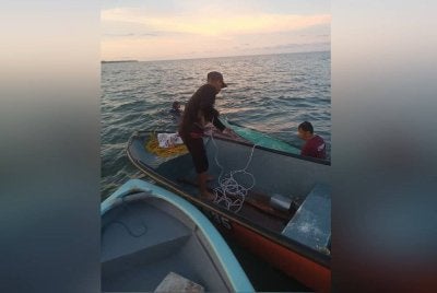 Pemancing yang diselamatkan anggota PBS selepas bot dinaiki mereka karam di perairan Kampung Nagalang, Labuan.