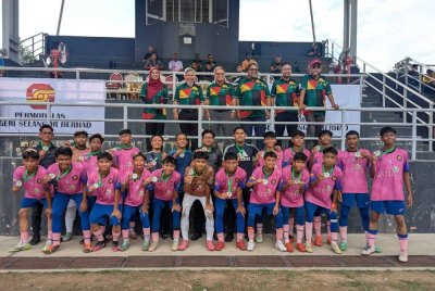 Skuad Piala Datuk Mokhtar Dahari B-15 SMK Darul Ehsan.