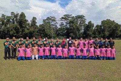 Skuad Piala Datuk Mokhtar Dahari B-15 SMK Darul Ehsan bersama penganjur sebelum berdepan SMK Shah Alam.