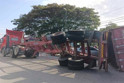 Treler yang membawa kontena terbabas lalu menghempap empat kenderaan lain.