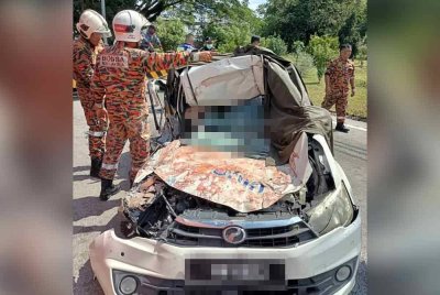 Perodua Bezza mangsa yang remuk apabila dihempap kontena dalam kejadian pagi Rabu.