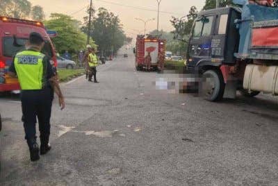 Pasangan suami isteri maut setelah motosikal dinaiki terlibat dalam kemalangan dengan sebuah lori di Jalan Tun Sri Lanang di sini pada awal pagi Rabu. Foto IPD Kota Tinggi