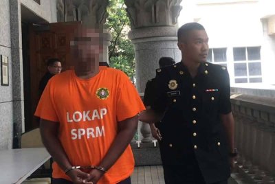Bekas pengurus kanan yang ditahan SPRM kerana kemuka tuntutan palsu dan penipuan bernilai RM2 juta dibawa ke Mahkamah Majistret Putrajaya pada Rabu bagi permohonan reman.