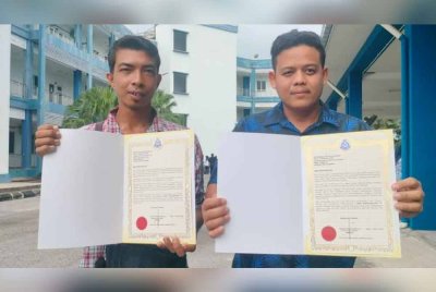 Mohammad Akif (kanan) bersama Mohamad Hakim dengan sijil penghargaan masing-masing pada Rabu.